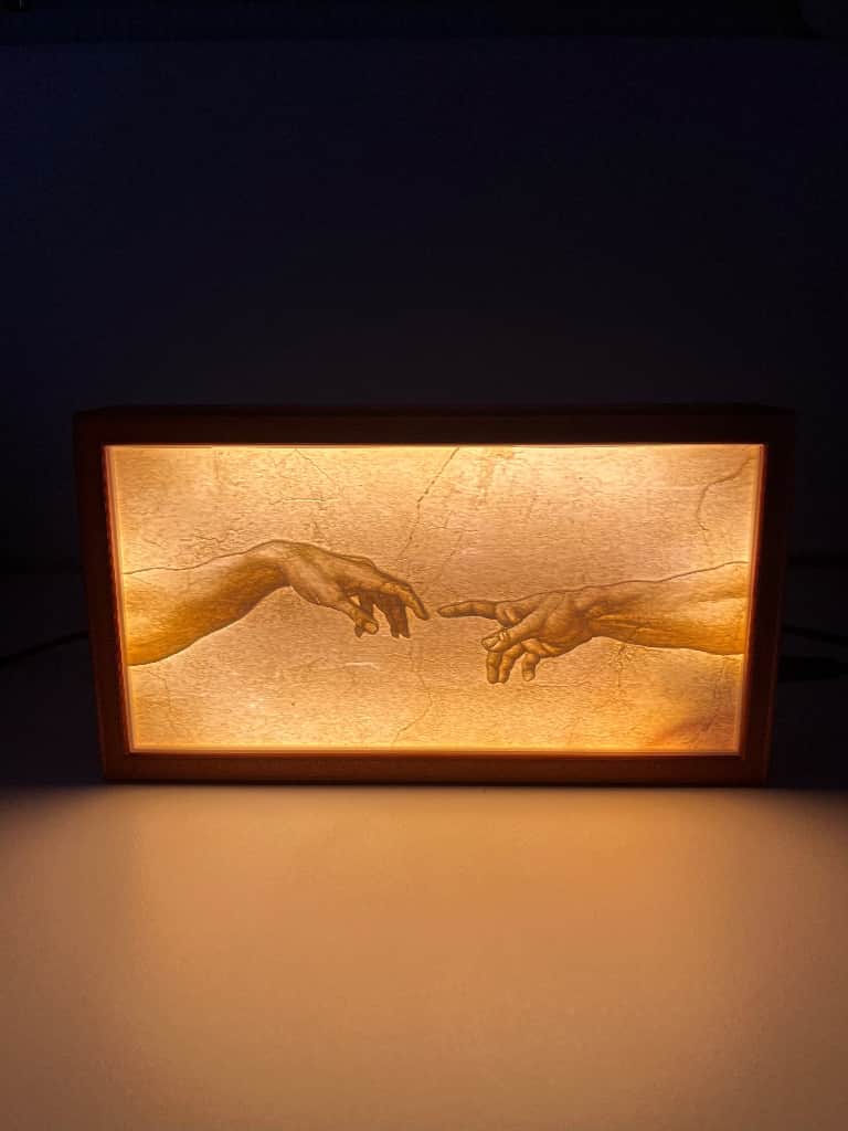 Mikelandželo darba “Ādama radīšana” fragmets - “Rokas” lampa