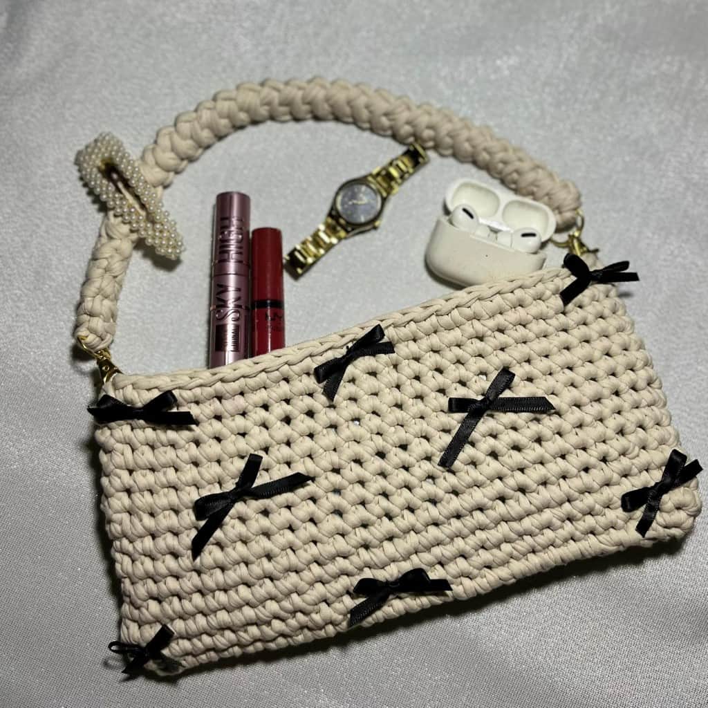 Tamborēta klača soma ar melniem bantīšu akcentiem