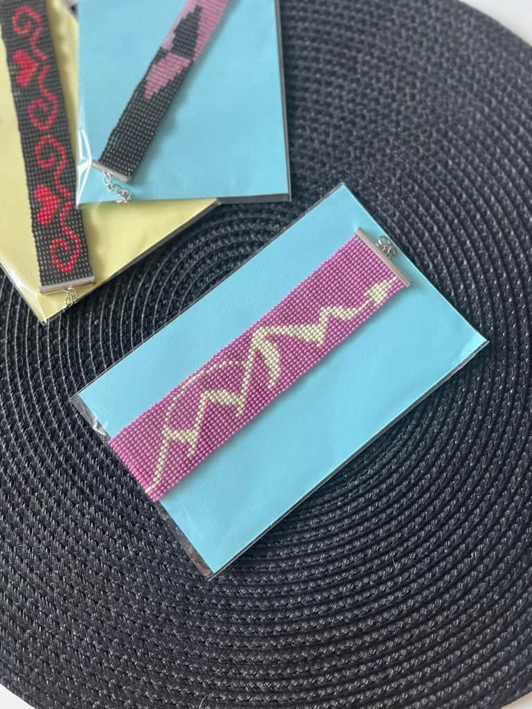 Pērļotas rokassprādzes