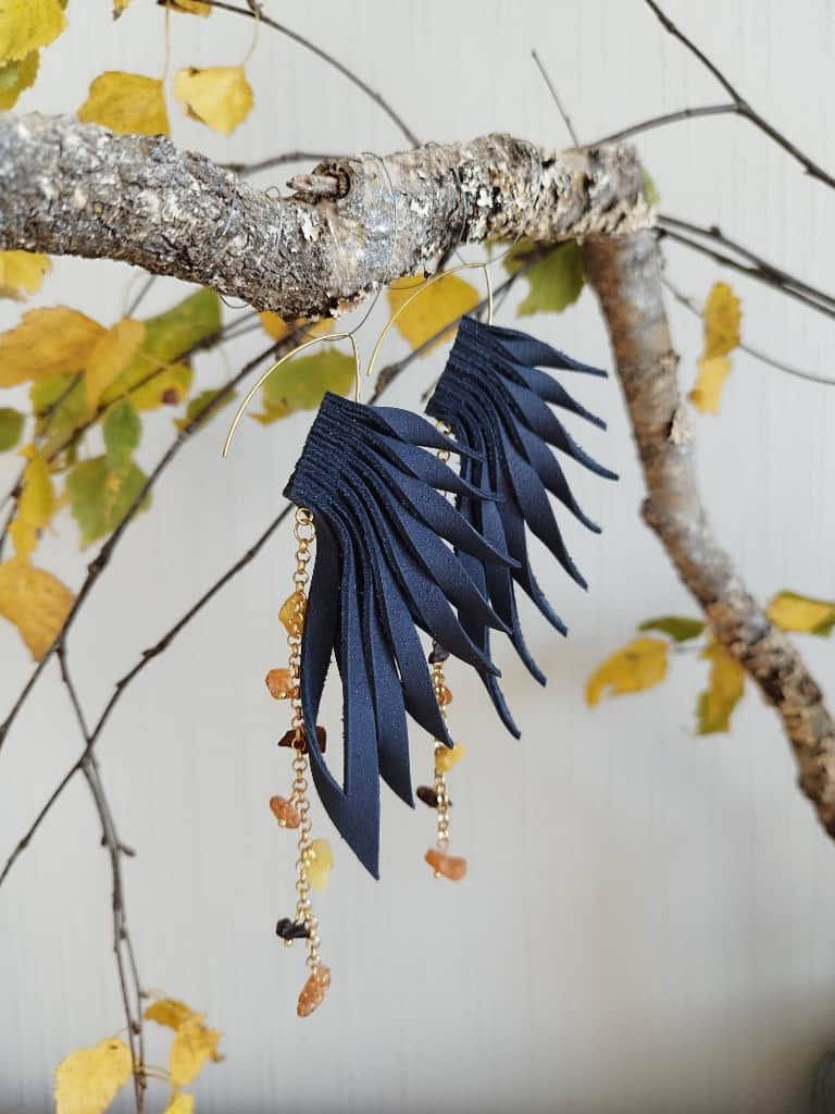 Ādas auskari "Valkīras spārni" ar dzintariem