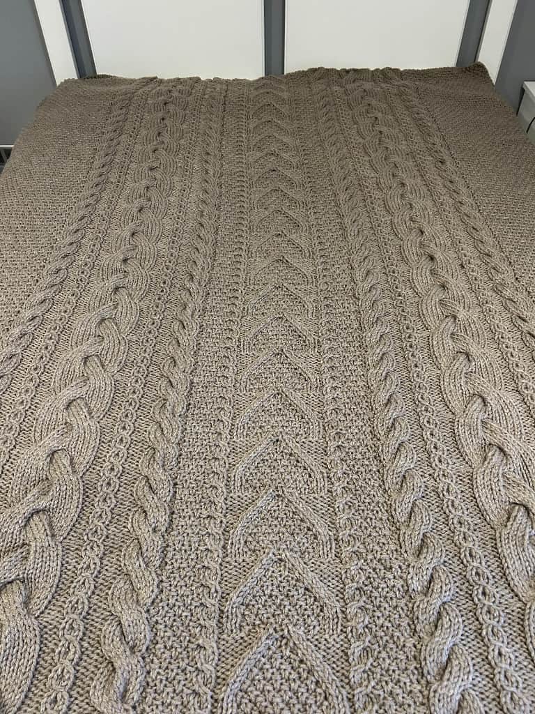 Ar rokām adīta vienvietīga sega – bēšīgi brūnā tonī