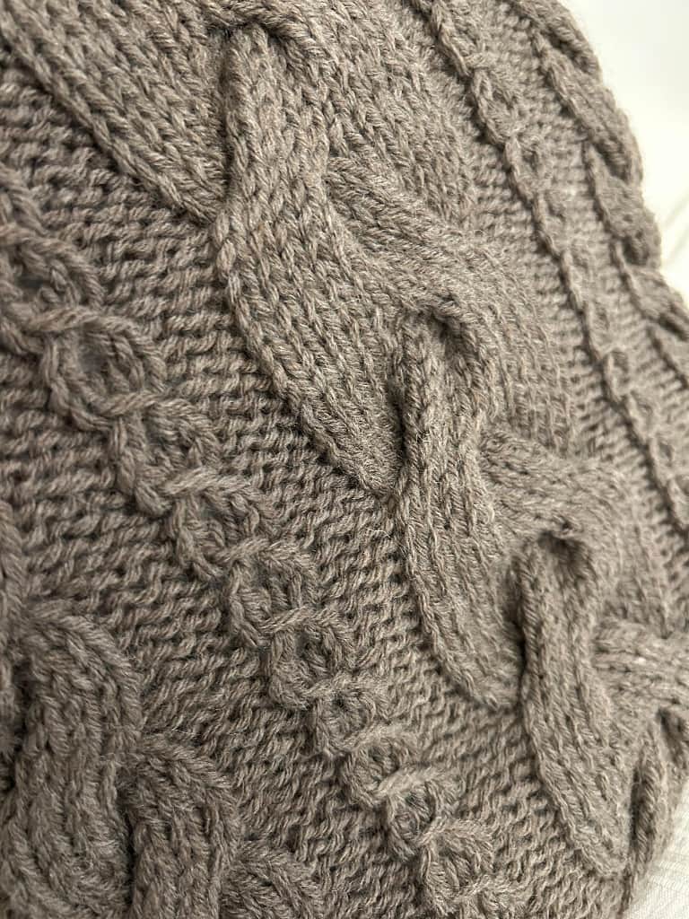 Adīts dekoratīvais spilvens ar pīnēm