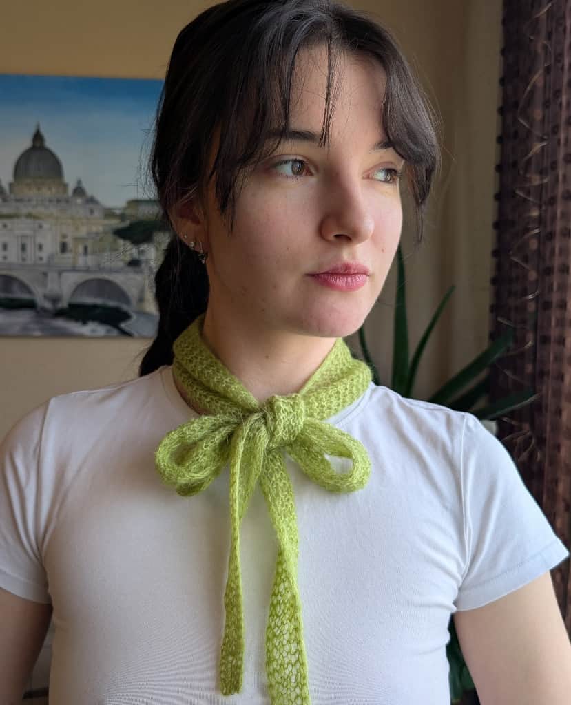 Sofi mohēra šallīte - viegls zaļa kakla aksesuārs minimālisma stilā