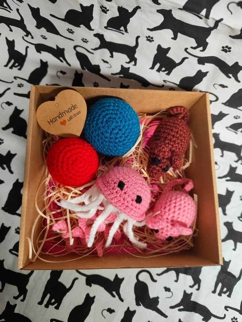 Kaķu rotaļlietu komplekts.