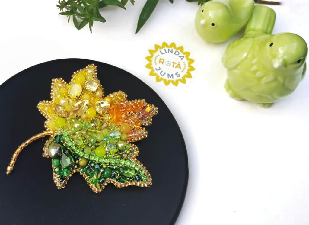 Kļavu lapa, piespraude