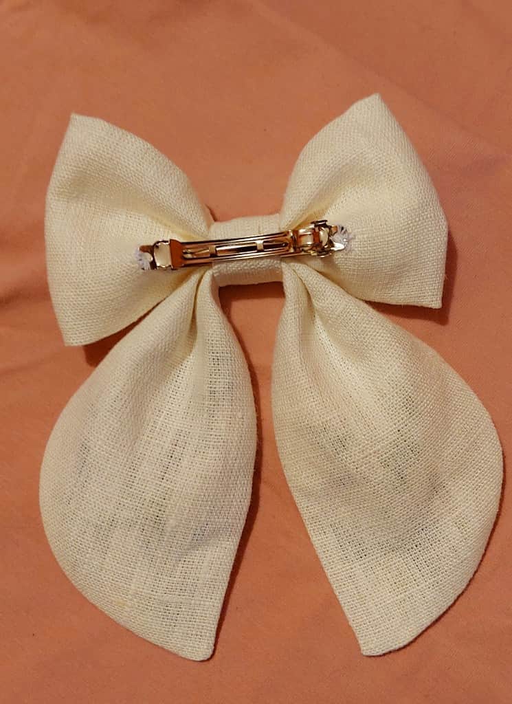 Balta lina matu bante ar izšuvumu, Vīķis