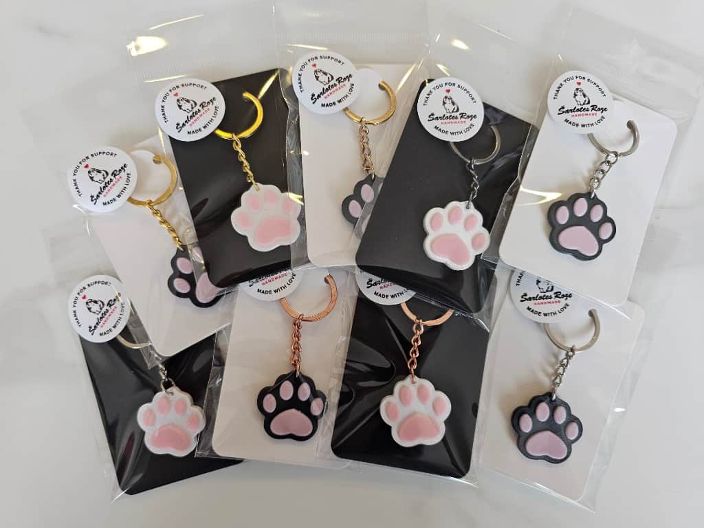 Atslēgu piekariņš - kaķpēdiņa