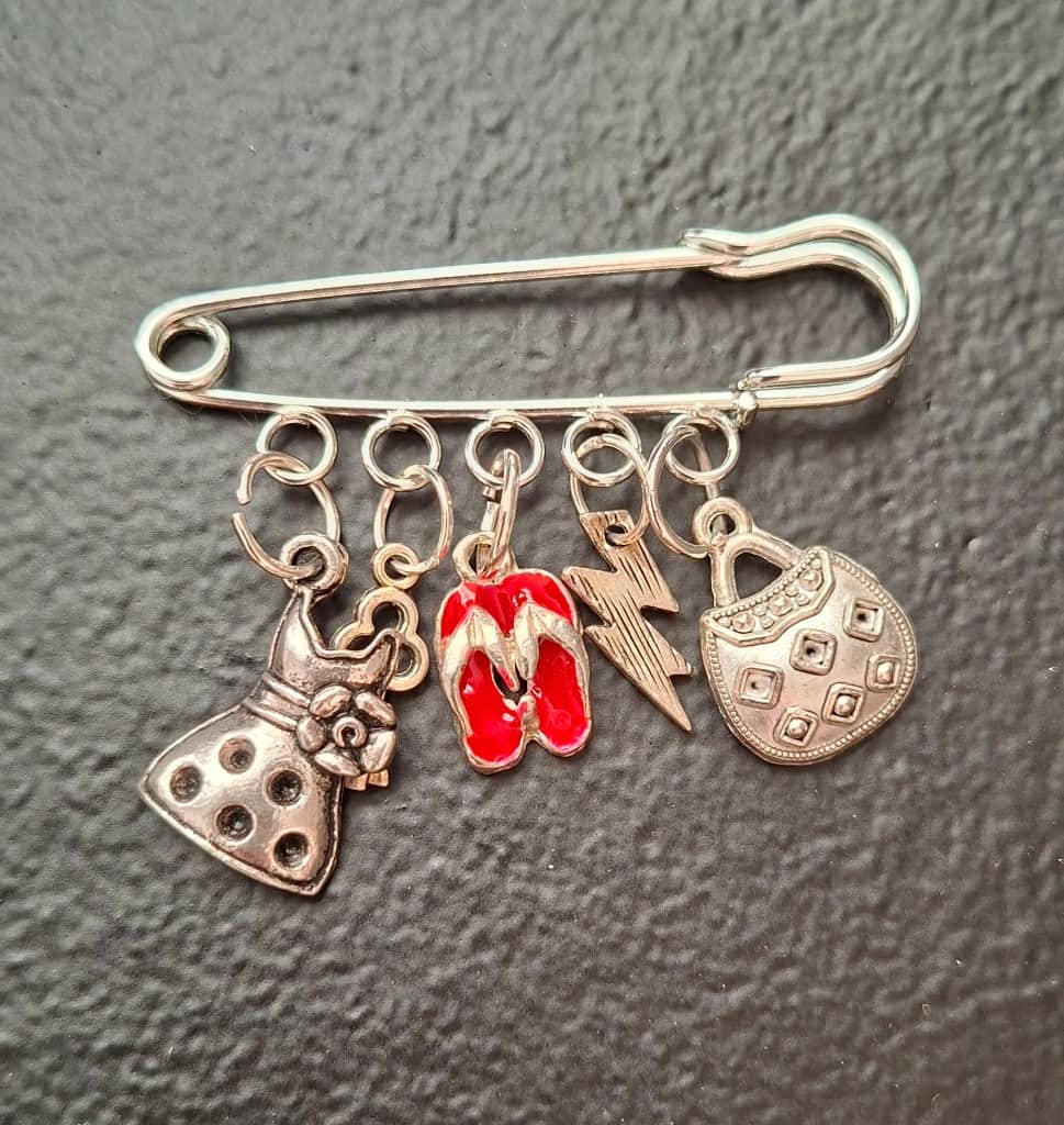 Modīgas piespraudes, kas piešķirs jūsu tērpam īpašu raksturu.