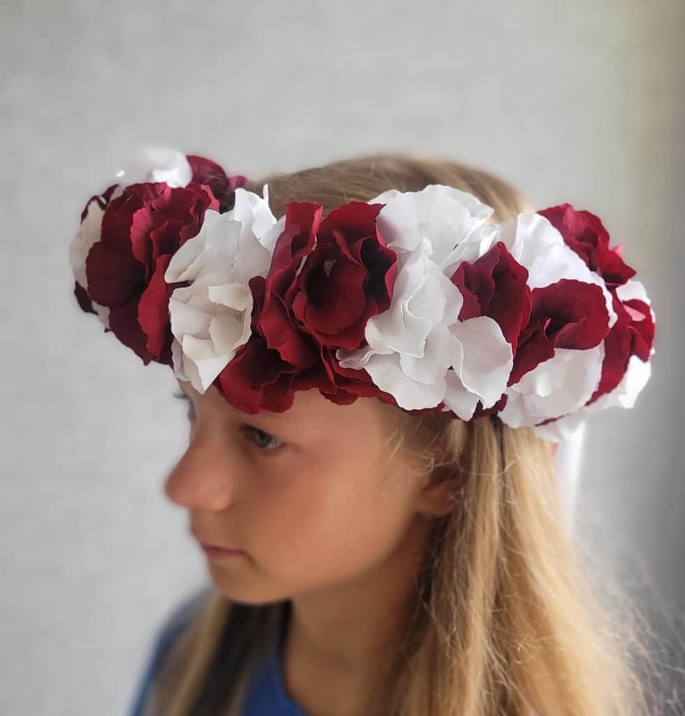 LV krāsas mākslīgo ziedu vainags.