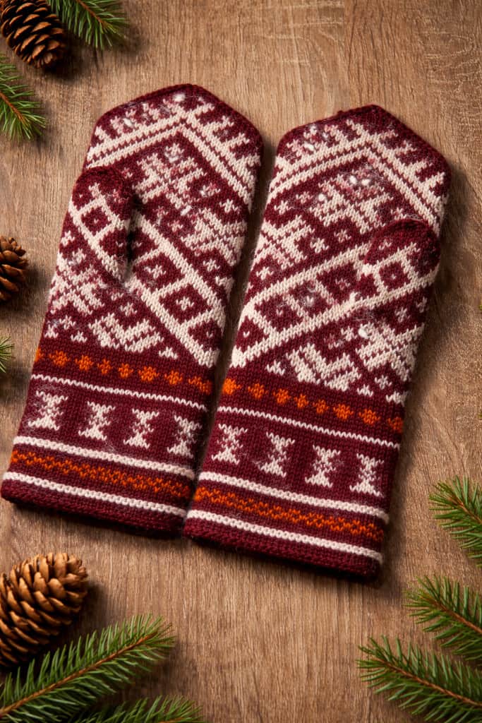 Vilnas cimdi ar ornamentu