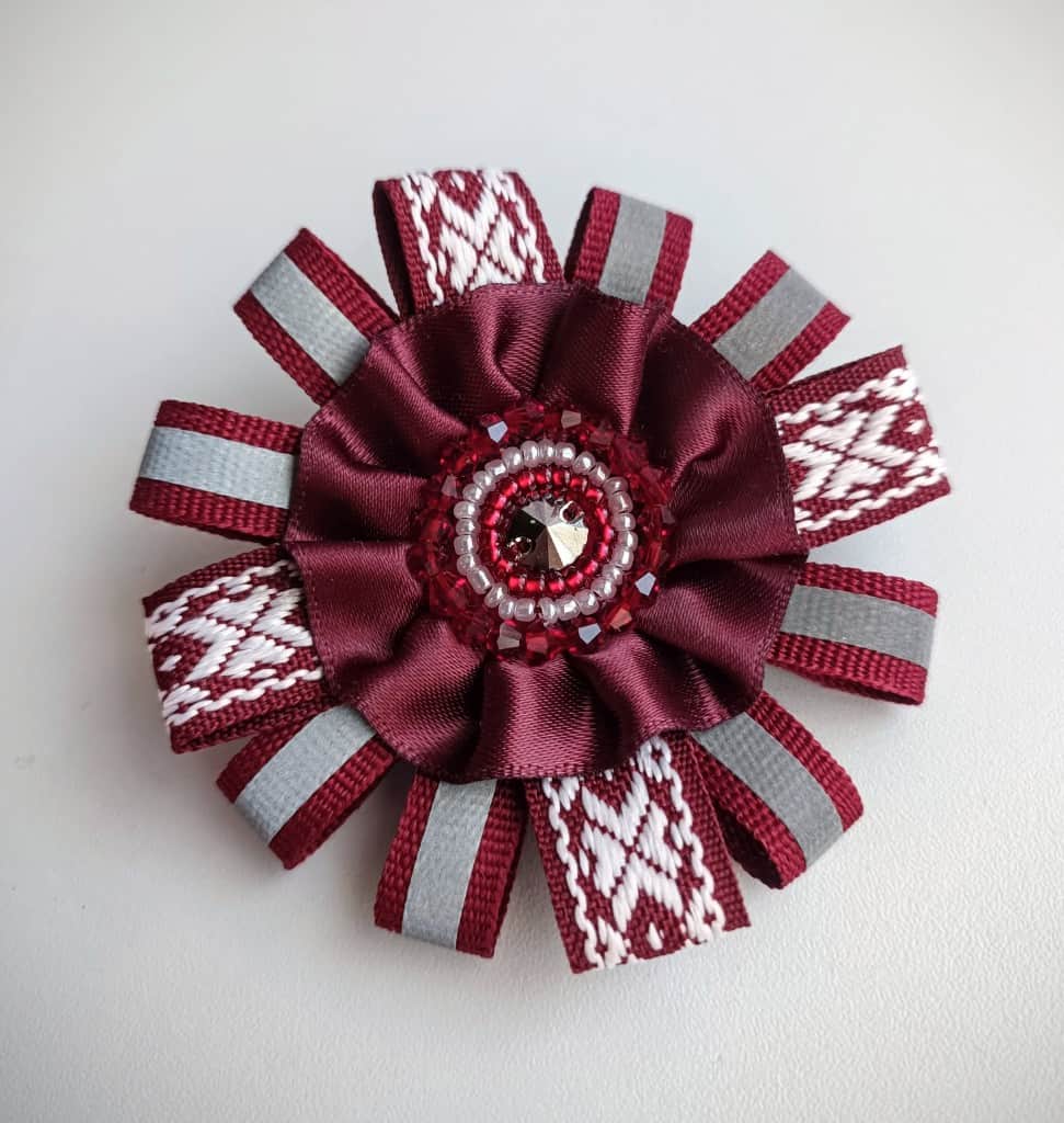 Piespraude Latviskā atstarojoša