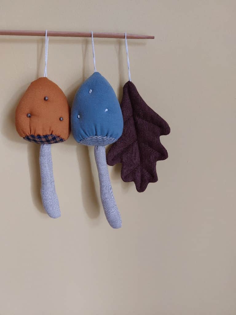 Sēnes virtenē ar lapiņām, brūnas