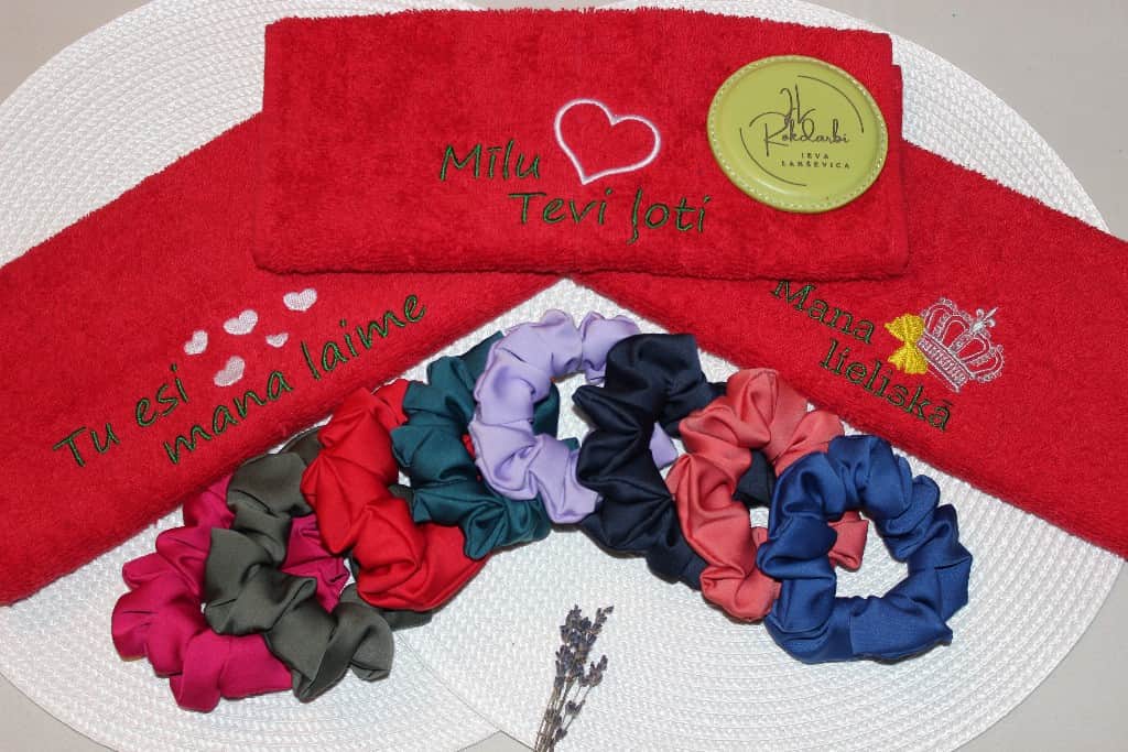 Dvielis ar izšuvumu + matu gumijas komplekts