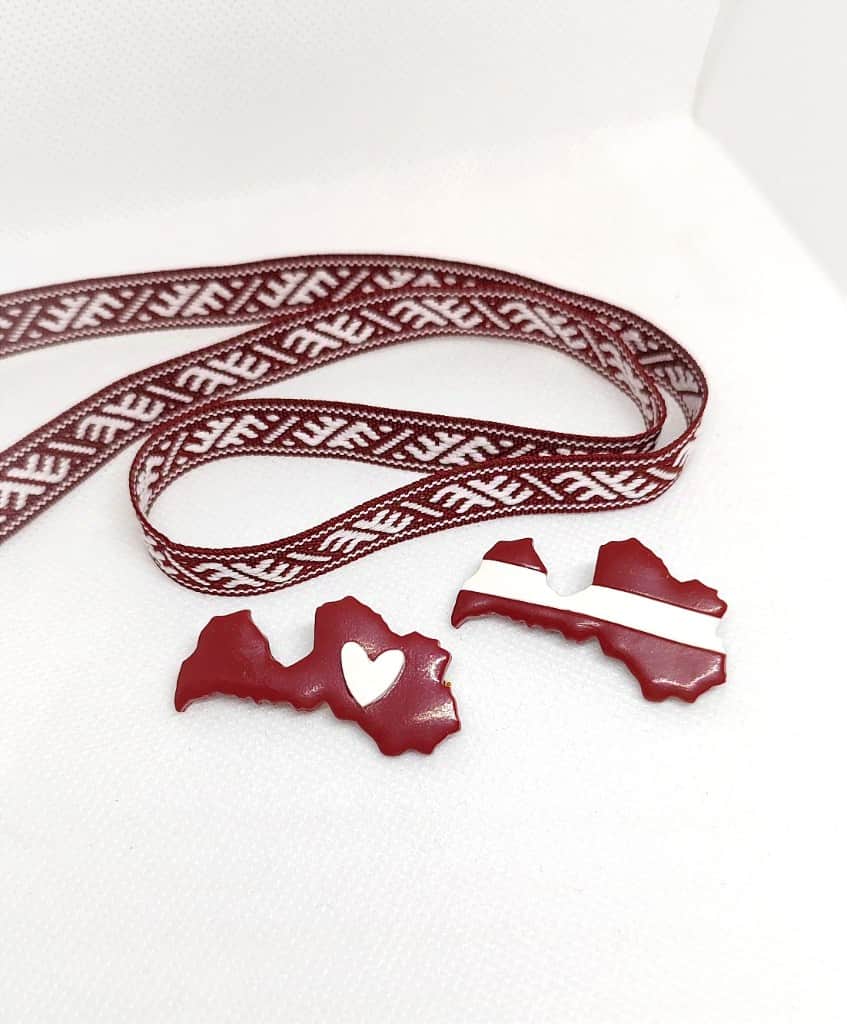 Latvijas piespraude ar karogu