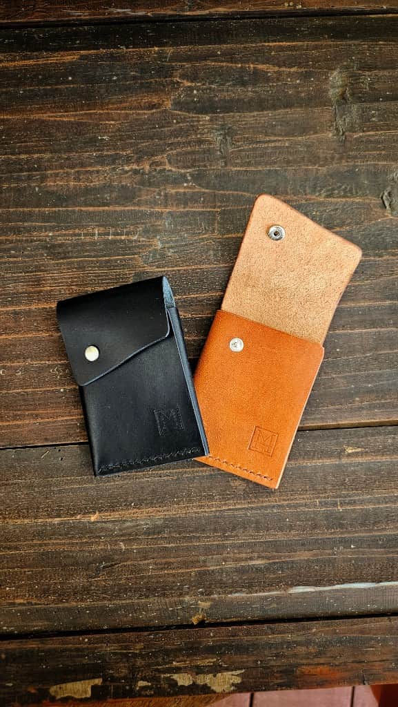 Ādas karšu maks ar spiepogas aizdari