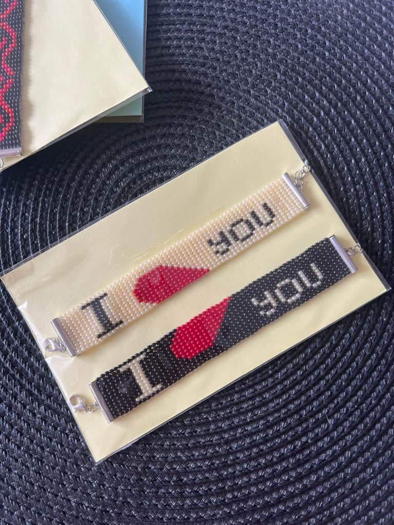 Pērļotas rokassprādzes