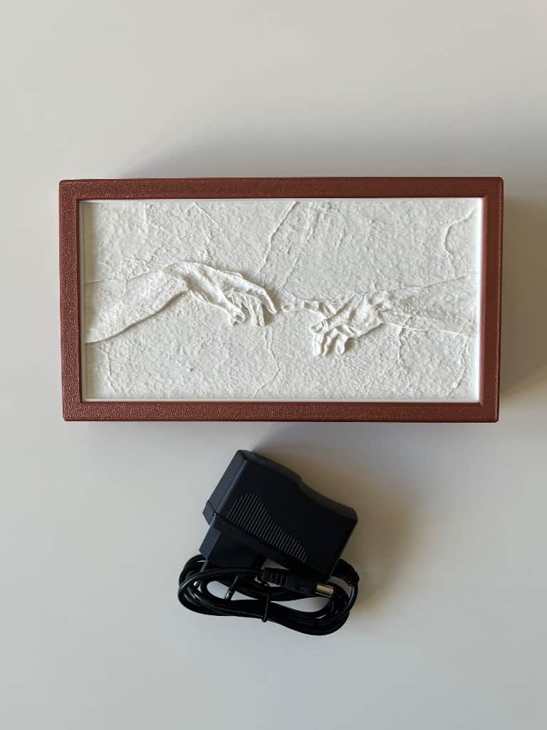 Mikelandželo darba “Ādama radīšana” fragmets - “Rokas” lampa