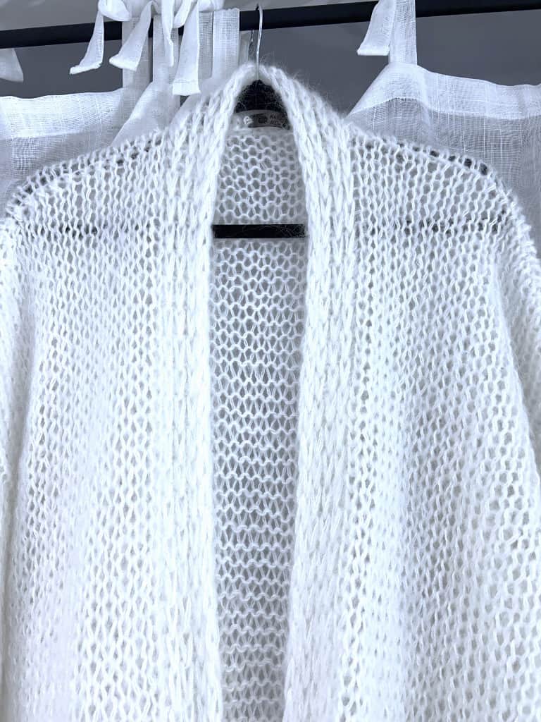 Balta garā mohēras jaka