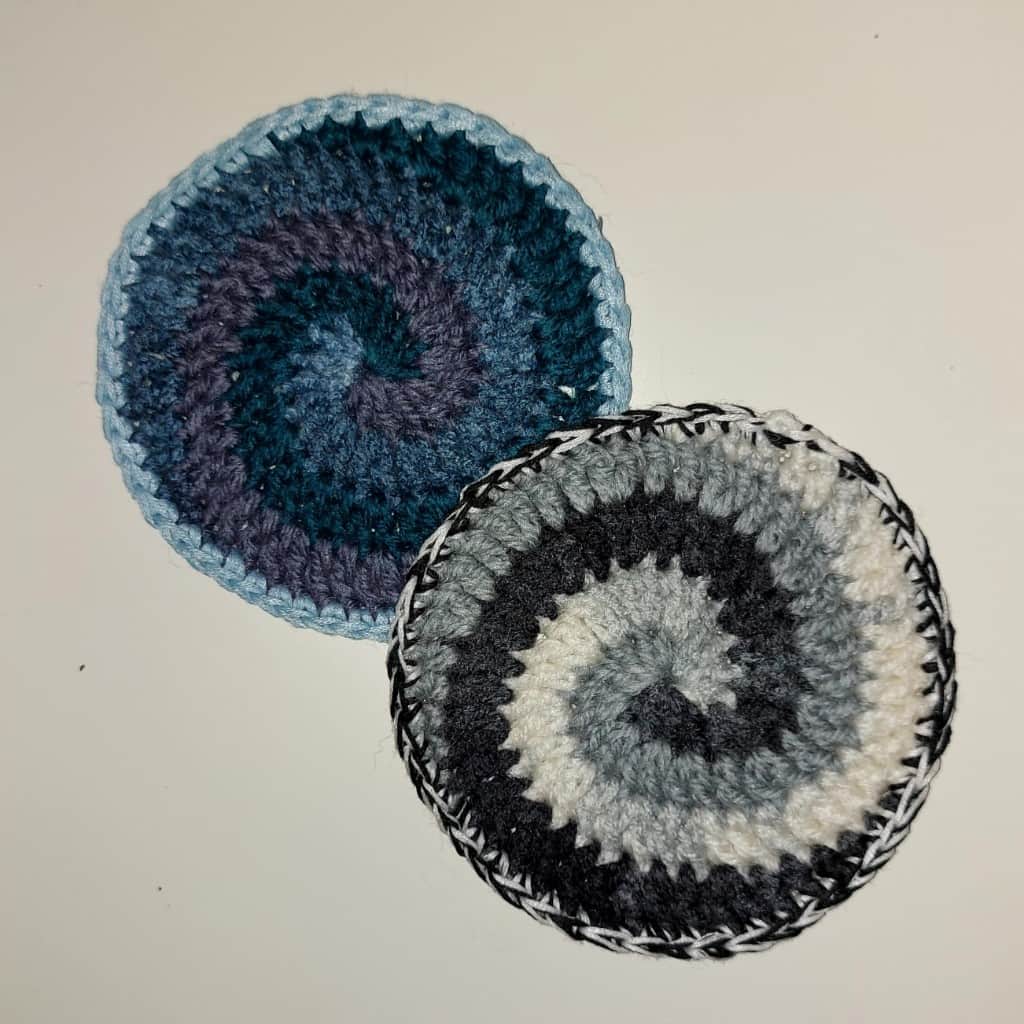 tamborēts krūzīšu paliktnīšu komplekts (4 gab.)