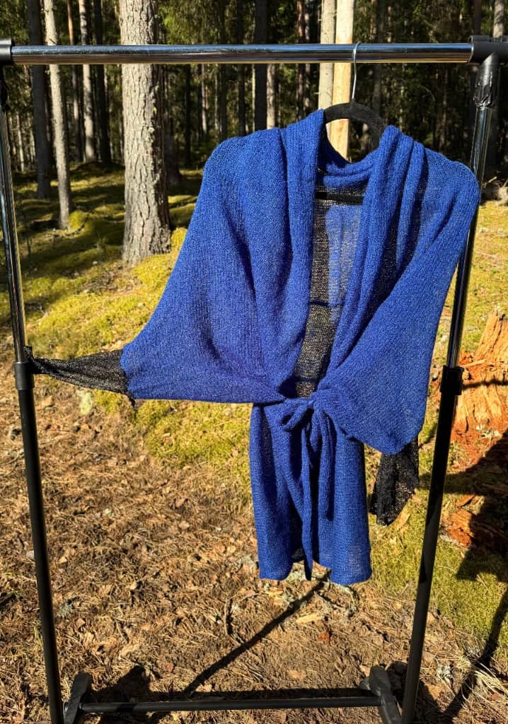 Apaļjaka ar mežģīņu piedurknēm