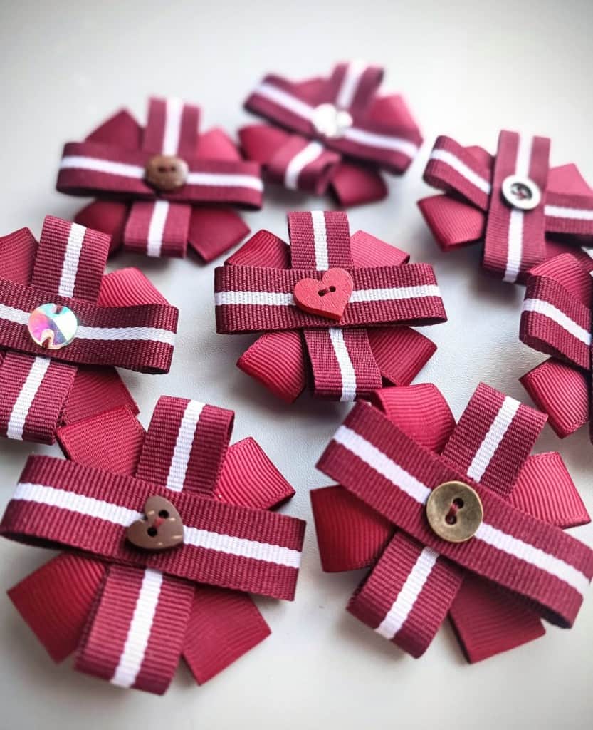 Mazā piespraude latviska