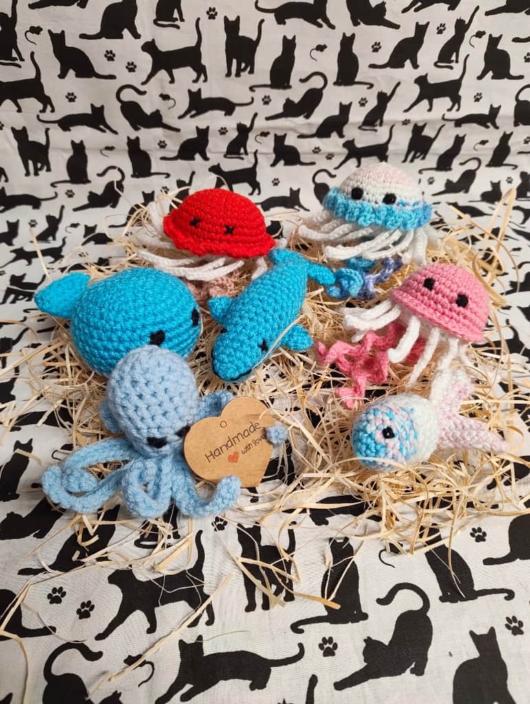 Kaķu rotaļlietu komplekts.