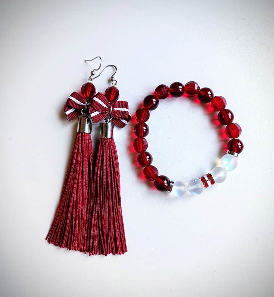 Auskari skariņu ar karoga banti