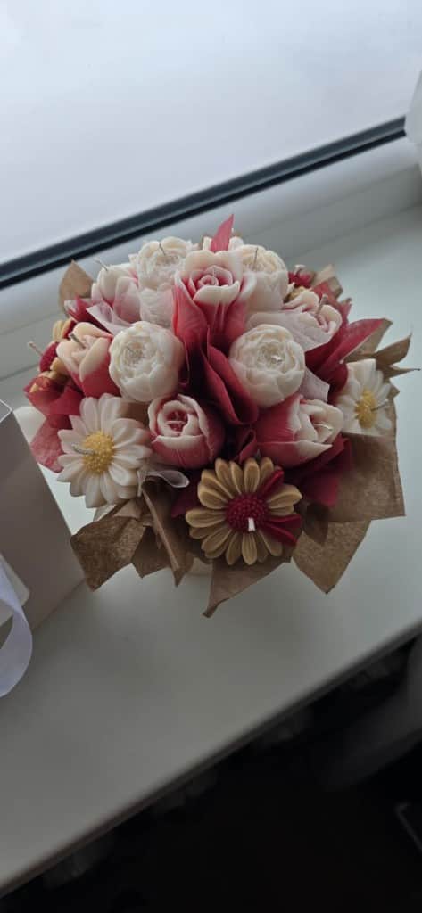 Dekoratīvās dabīgās sojas un kokosriekstu vaska svece "ziedu lielais pušķis"