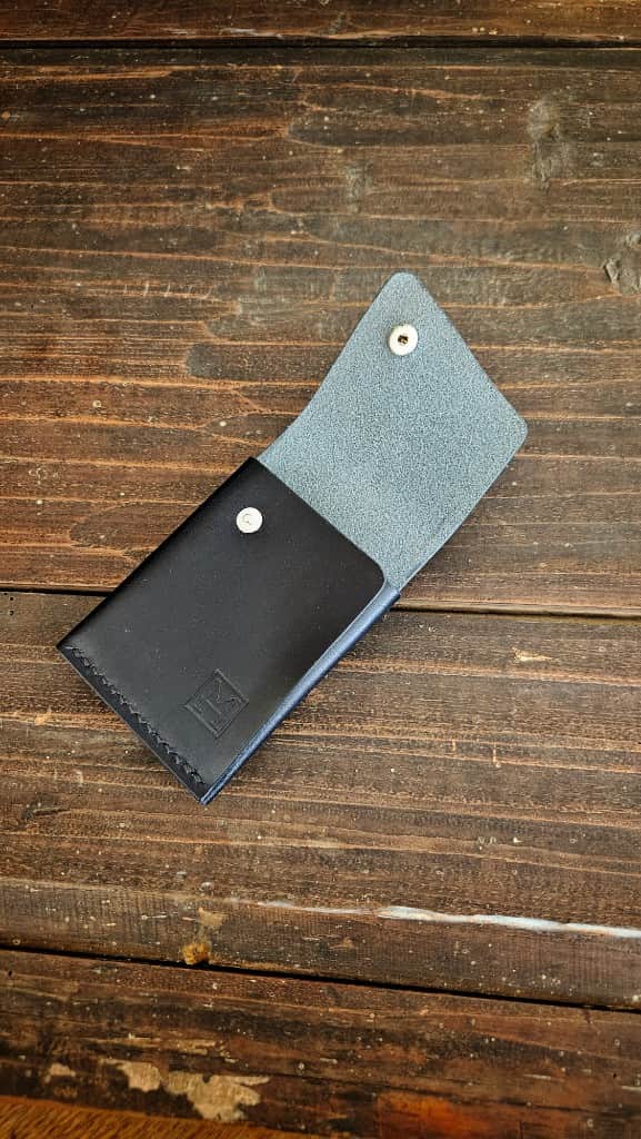 Ādas karšu maks ar spiepogas aizdari