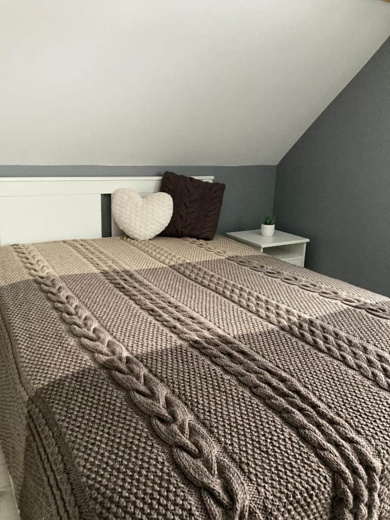 Ar rokām adīta 2-vietīgā sega – pārklājs