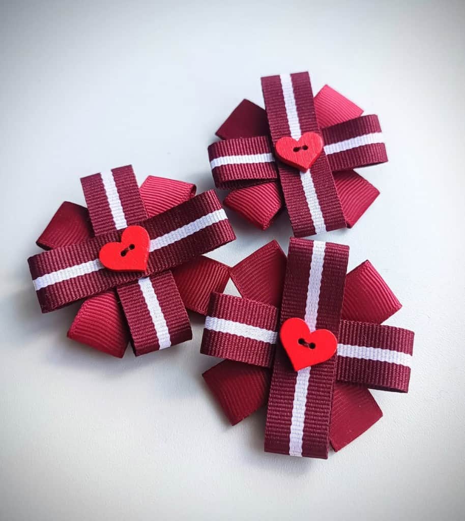 Mazā piespraude latviska