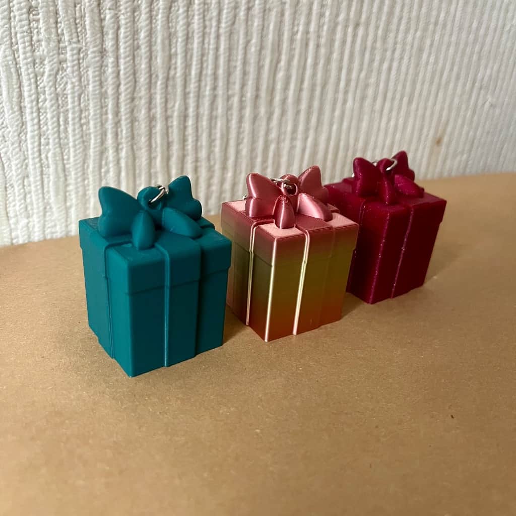 3D Printēts Piekariņš / Eglīšu Rotājums – Dāvanu Kastīte ar Kājiņām