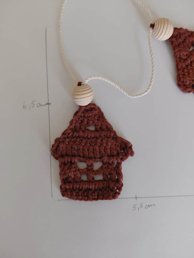 Virtene ar tamborētām mājiņām