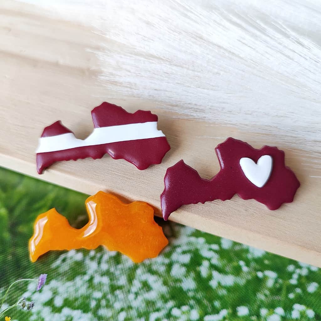 Latvijas piespraude dzintara krāsā 