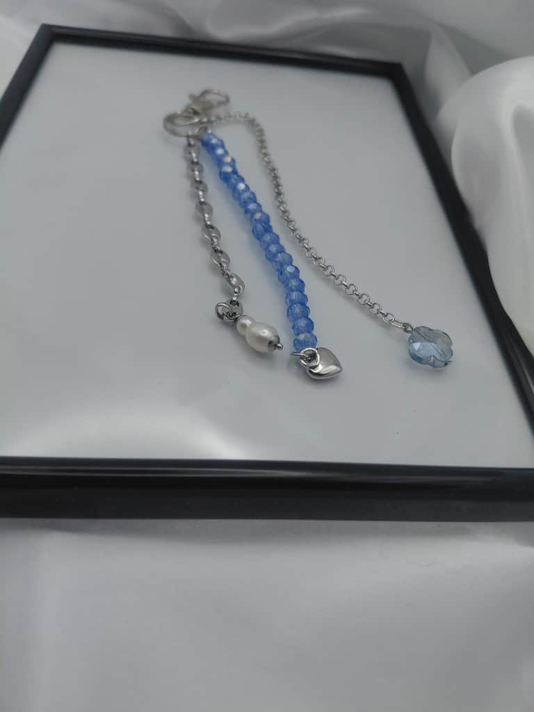 Piekaramais somai, atslēgām, džinsiem 