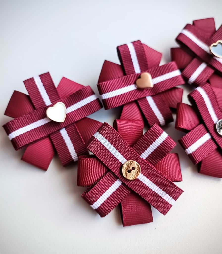 Mazā piespraude latviska