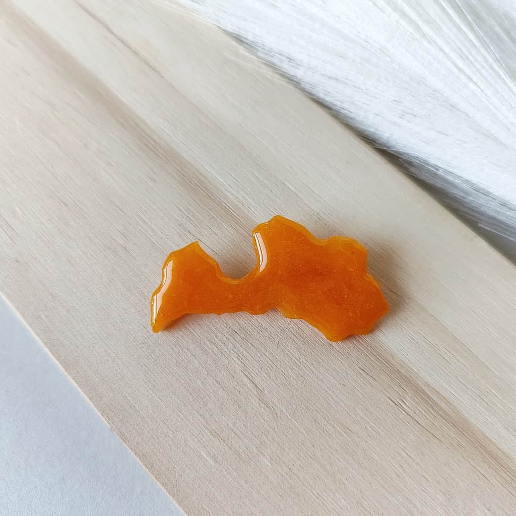 Latvijas piespraude dzintara krāsā 