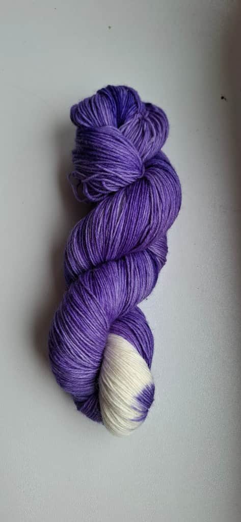 Ar rokām krāsota zeķudzija