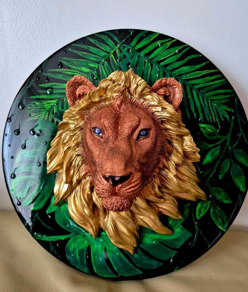 Džungļu karaļa glezna no epoksīdu sveķiem un akrila.