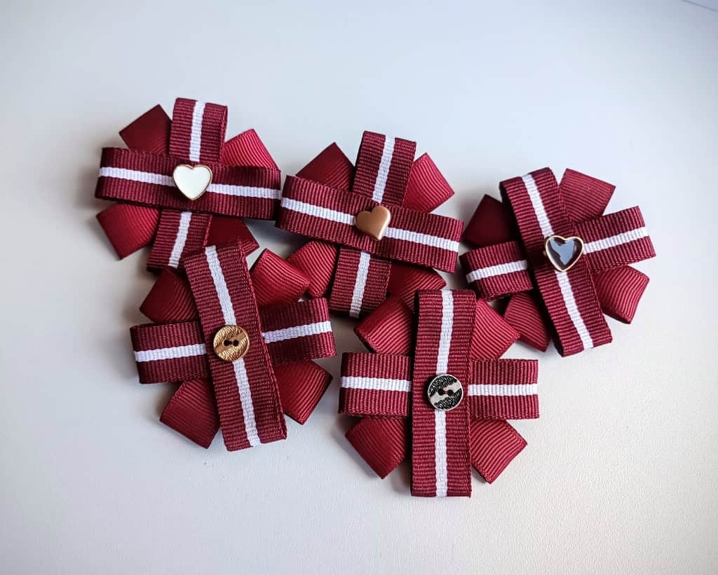 Mazā piespraude latviska