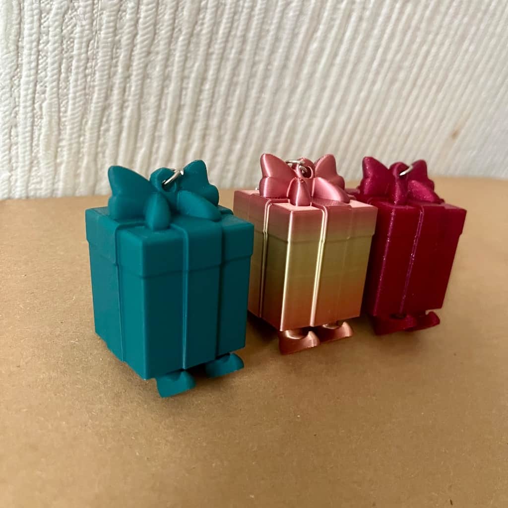 3D Printēts Piekariņš / Eglīšu Rotājums – Dāvanu Kastīte ar Kājiņām