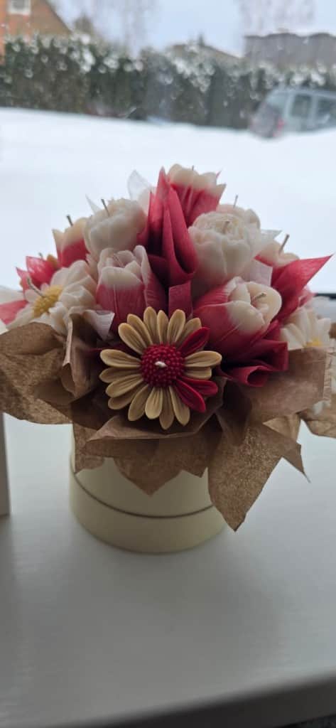 Dekoratīvās dabīgās sojas un kokosriekstu vaska svece "ziedu lielais pušķis"