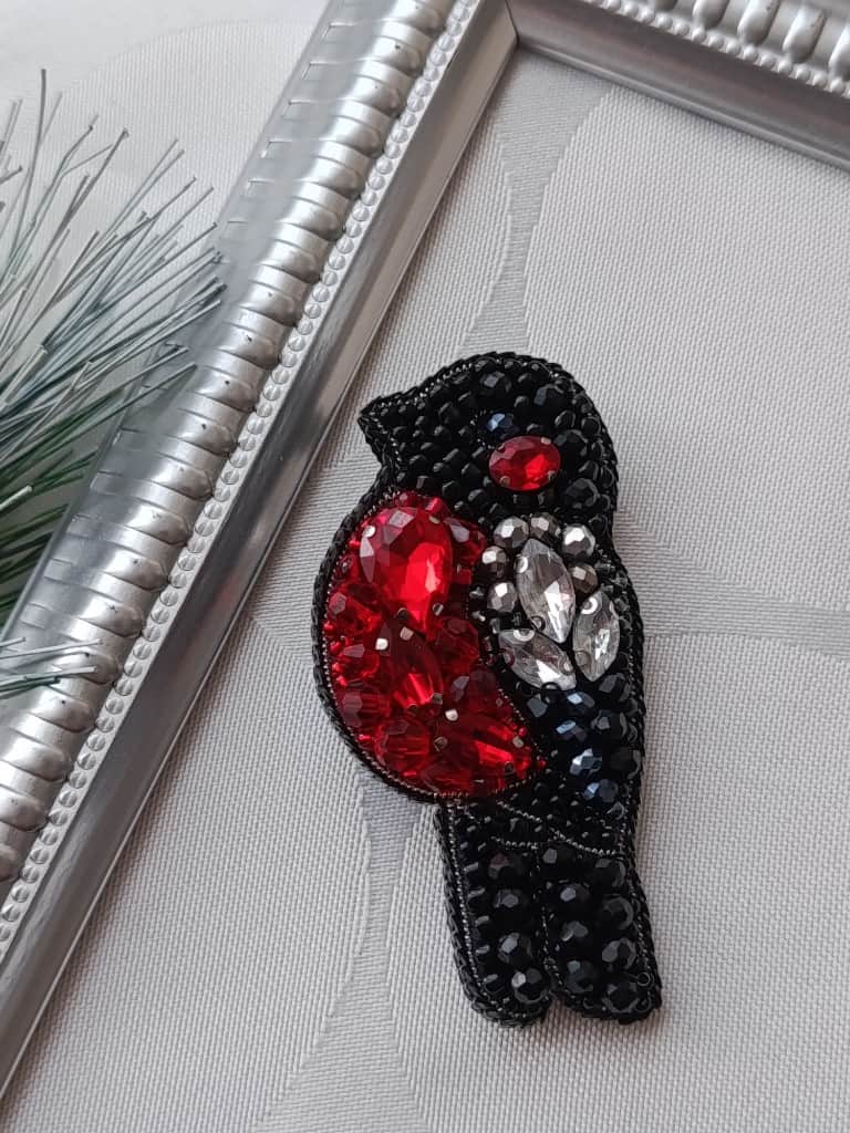 Broša Sarkankrūtītis 