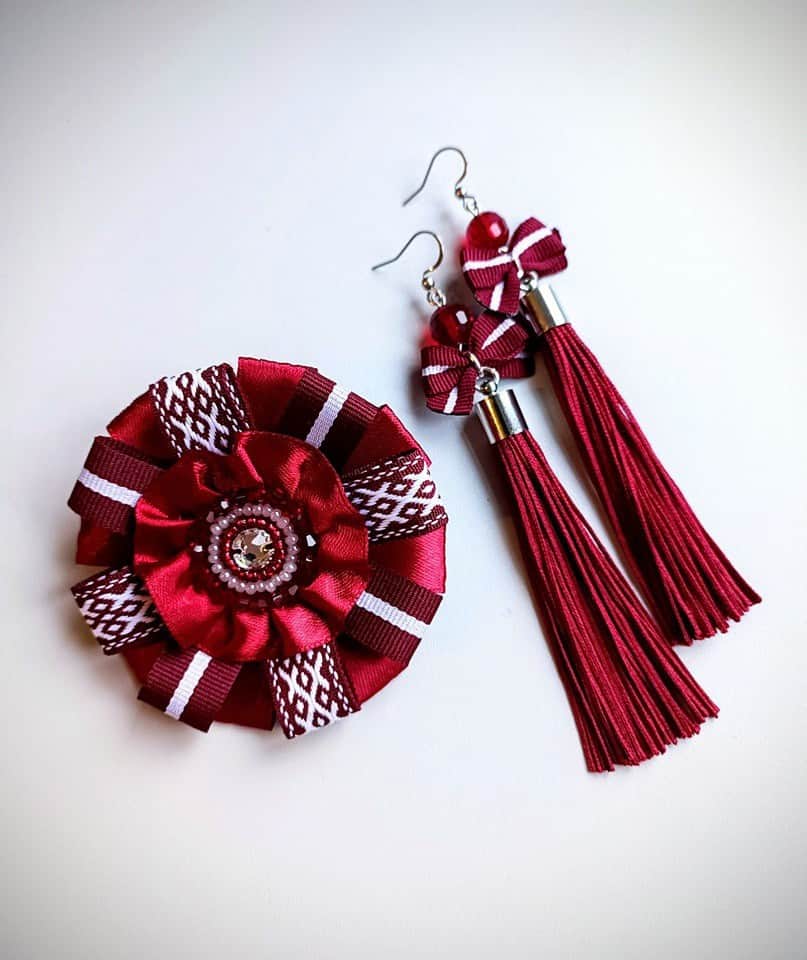 Auskari skariņu ar karoga banti