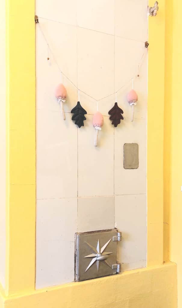 Sēnes virtenē ar lapiņām, rozā