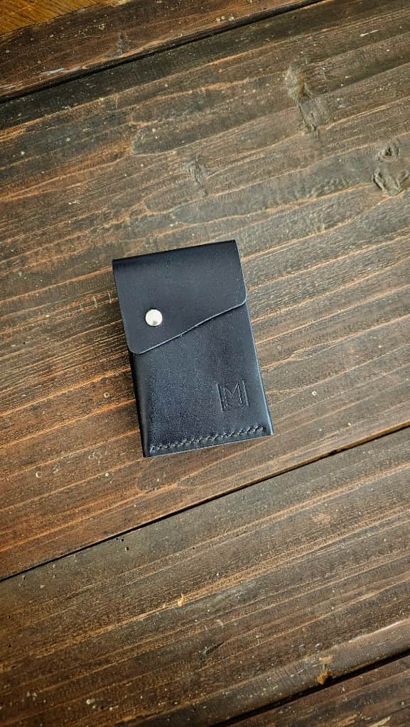 Ādas karšu maks ar spiepogas aizdari