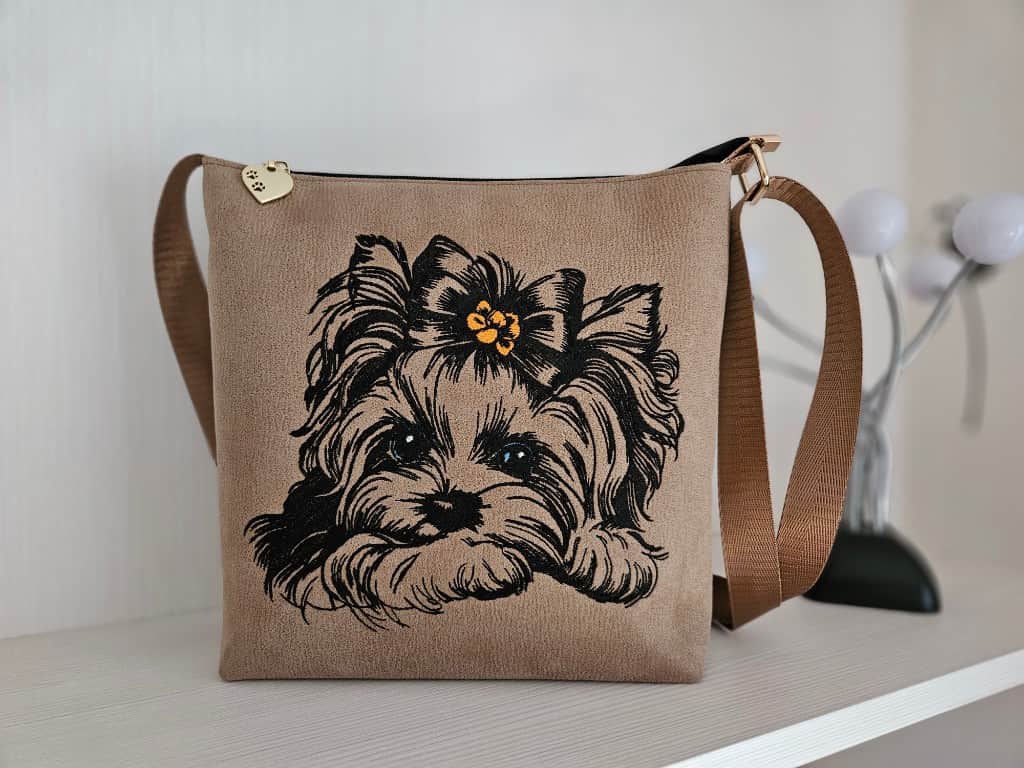 Plecu soma ar izšuvumu