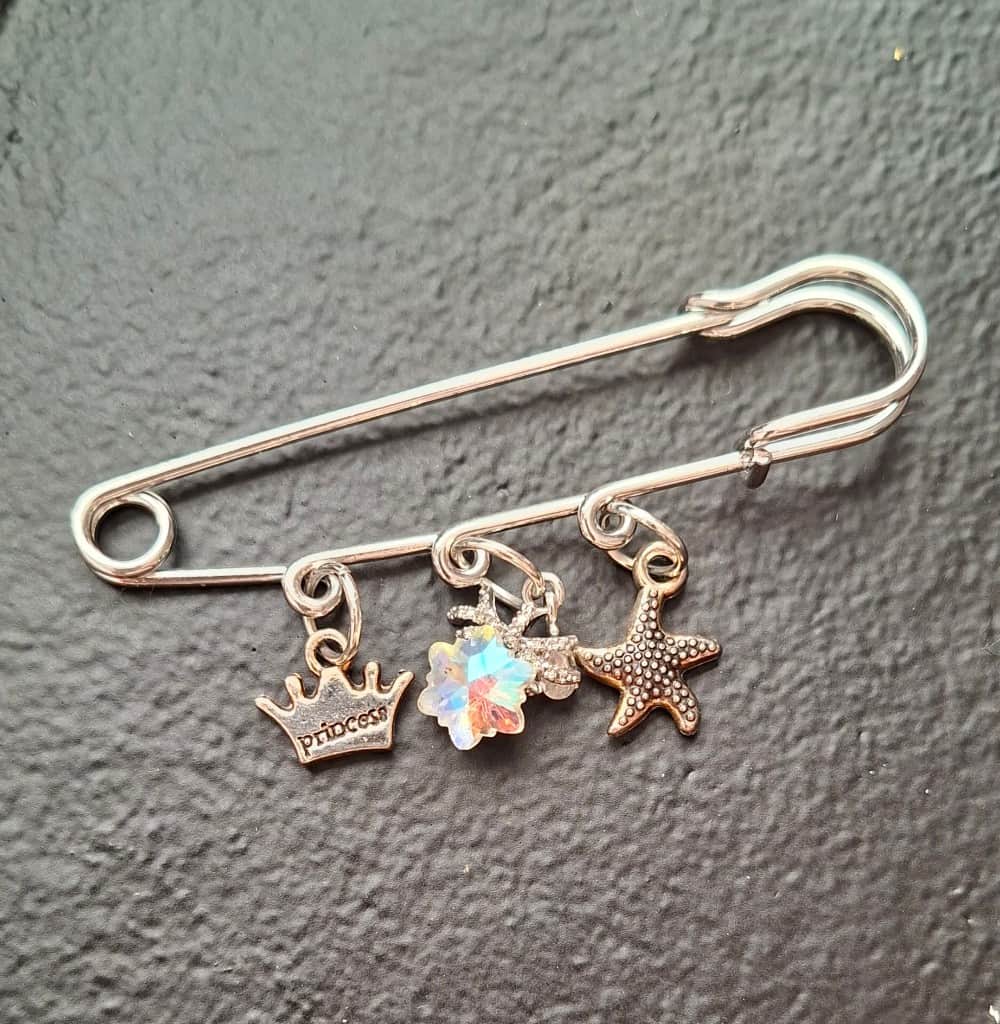 Modīgas piespraudes, kas piešķirs jūsu tērpam īpašu raksturu.