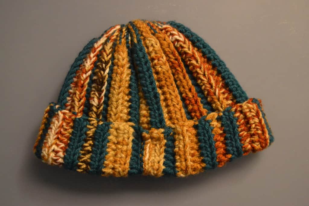 tamborēts oranži zils bīnijs