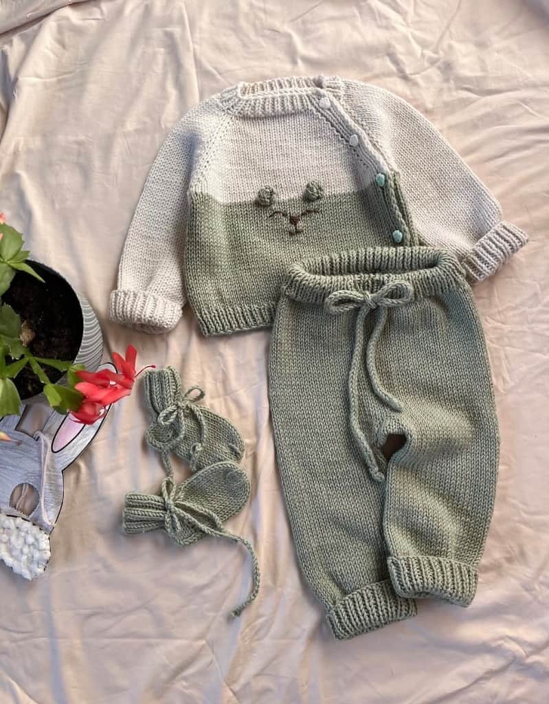 Adīts komplektiņš mazulītim.